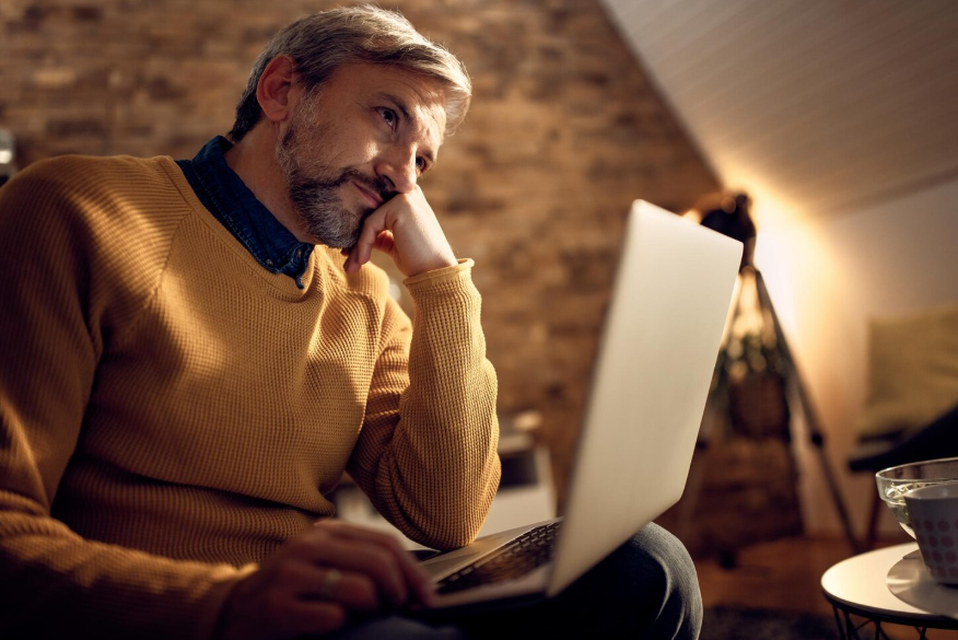 Hvilken internetforbindelse skal jeg vælge - mand tænker